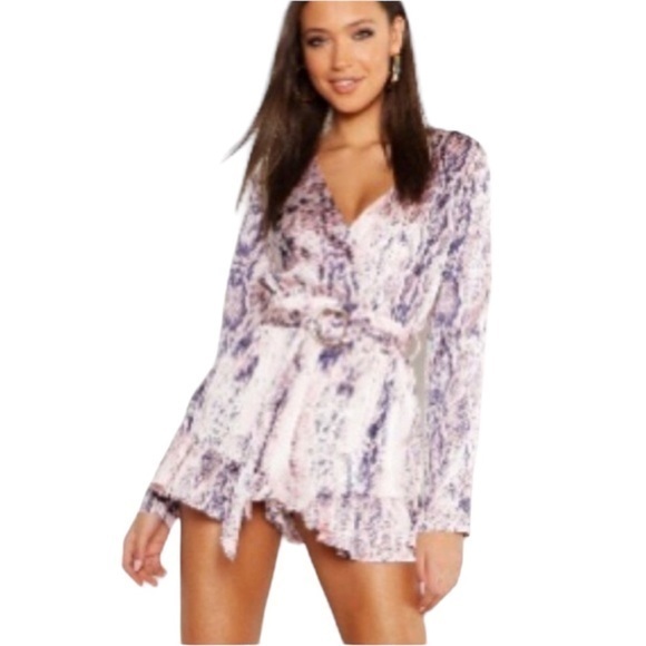 💙SALE 3/$25 BOOHOO GRAY SNAKE PRINT RUFFLE LONG SLEEVE SURPLUS VNECK ROMPER 8 - Picture 1 of 8